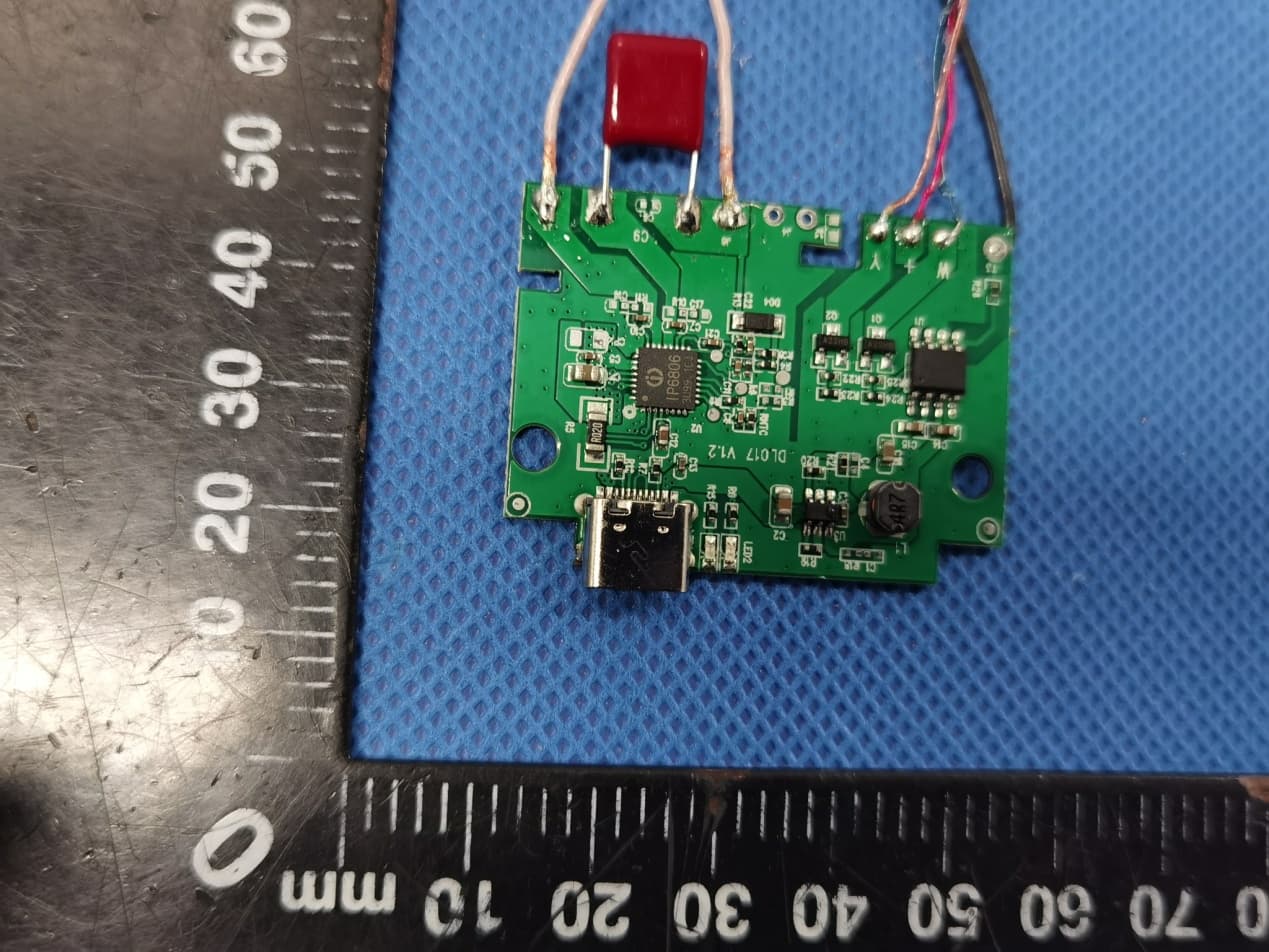 Desk Lamp Wireless Charger - Rotating Head - FCC ID 2A22V-DL017 - Shenzhen DXR Electronic Technology Co., Limited (Dongguan Branch) (4)