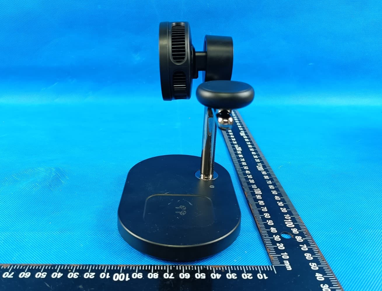 3 in 1 wireless charger - FCC ID 2A2UK-JJT-C69 - Dongguan Jiajiatong Plastic Mould Co. , Ltd.