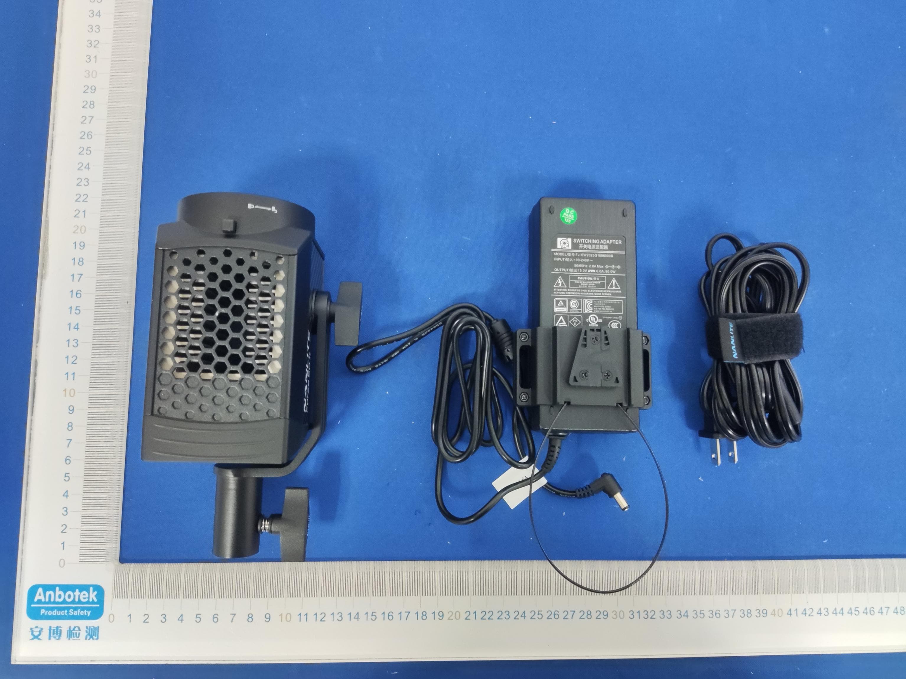 LED Spot Light - FCC ID 2A2Y8-FORZA60II - Guangdong Nanguang Photo&Video Systems Co., Ltd. (2)
