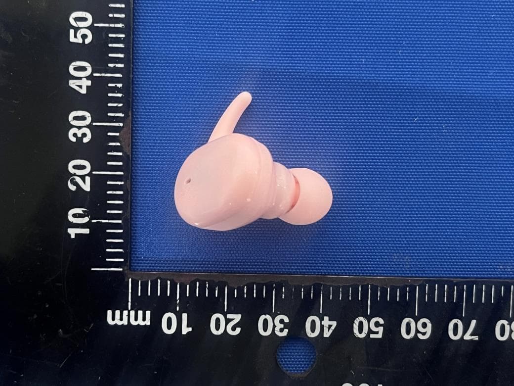 WIRELESS SPORT EARBUDS - FCC ID 2A36W-SEB6M03-083 - Dongguan Ruixin Electronic Technology Co., Ltd.
