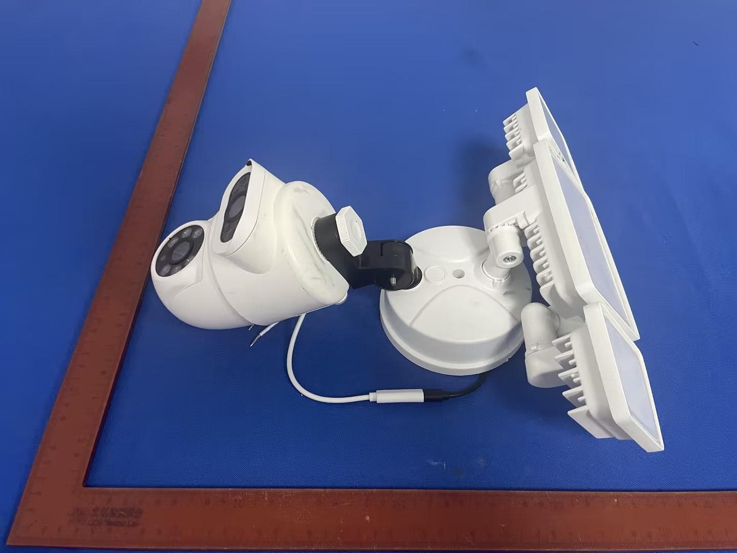 Floodlight Camera - FCC ID 2A3W8BDB60SX-3 - Shen Zhen Shi Meng Zhi Tuo Ke Ji You Xian Gong Si (2)