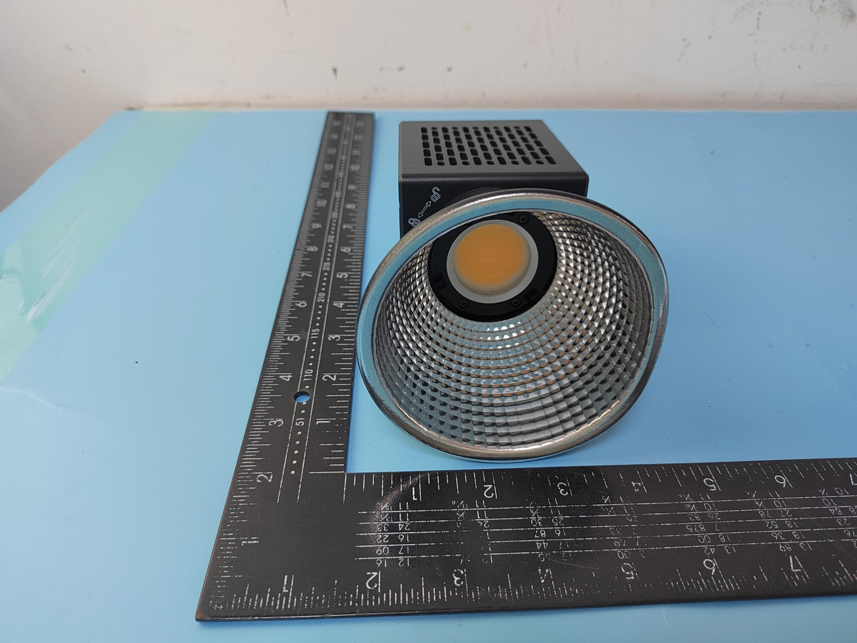COB Photographic Video Light - FCC ID 2A438-U8 - Shenzhen Lineng Technology Co., Ltd. (2)