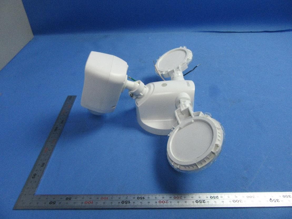 Smart Wireless Floodlight Camera - FCC ID 2A4AE-C21AF001 - Pujiang Yuansheng Electronic Commerce Co., Ltd. (4)
