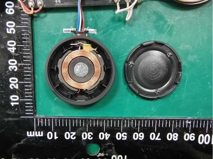 Foldable magnetic suction 3 in 1 wireless charge - FCC ID 2A4WMWZC-W341 - DongGuanShi WeizhiChuang Technology Co., Ltd (3)