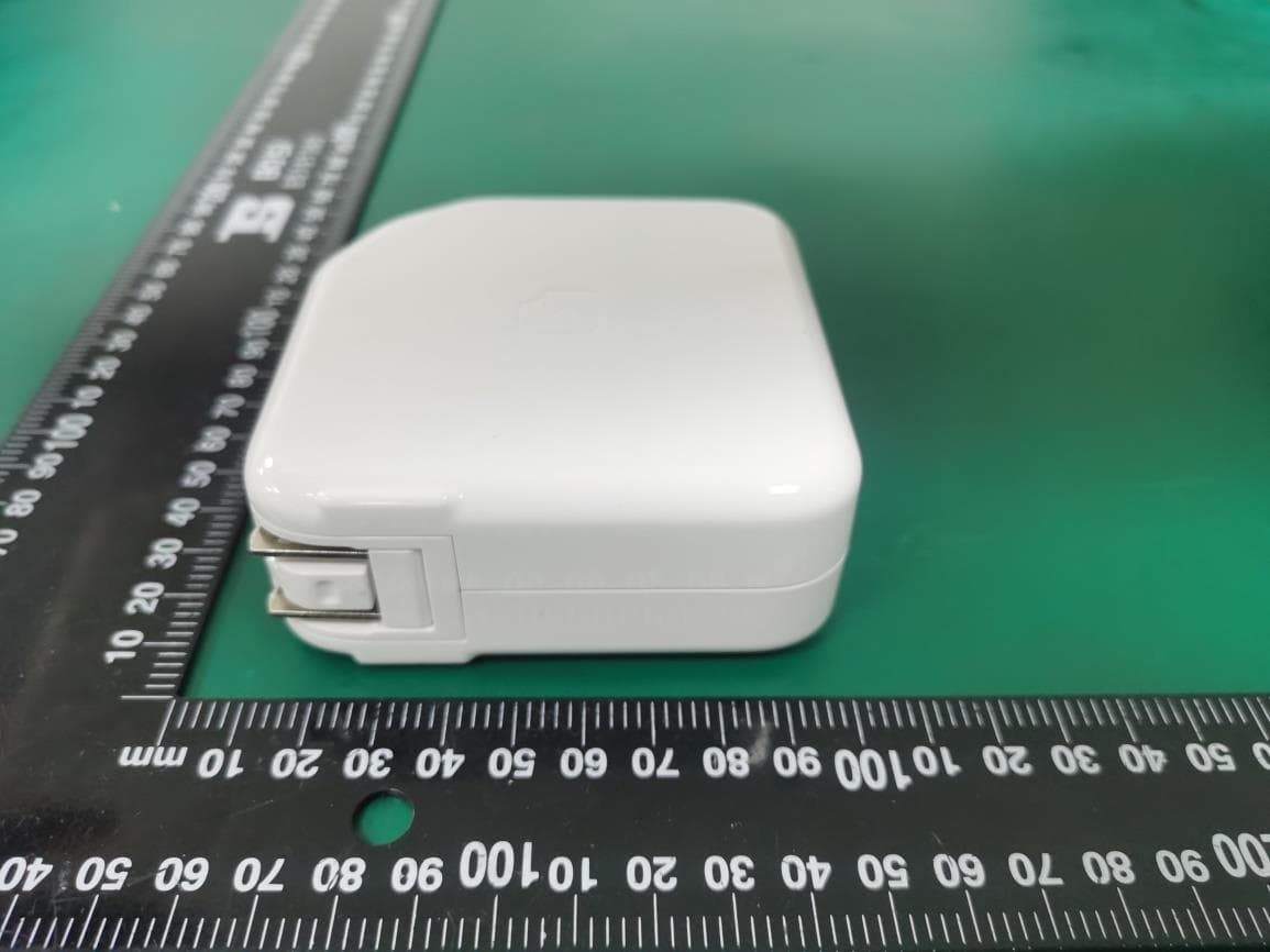 Multifunctional Charger - FCC ID 2A57Q-RN01 - Shenzhen Ruineng Wireless Technology Co., Ltd. (4)