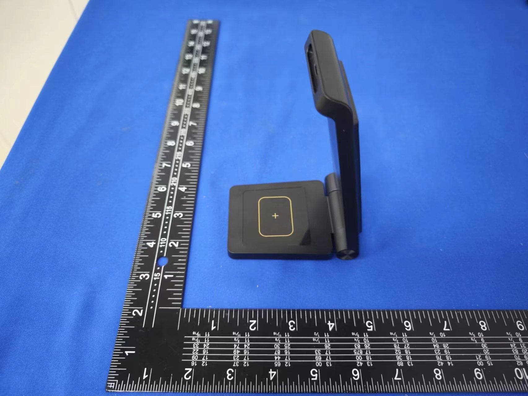 3 in 1 wireless charging stand - FCC ID 2A5KU-B624 - Shenzhen Hengchangxing Electronic Materials Co., Ltd. (4)