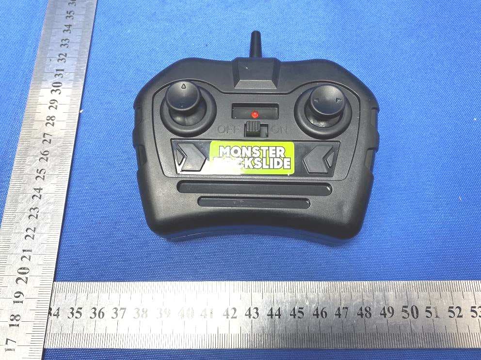 Toy RC Monster Rochslide Mega Wheel - FCC ID 2A668FY2022 - Shantou Chenghai Feiyue Toys Factory (2)