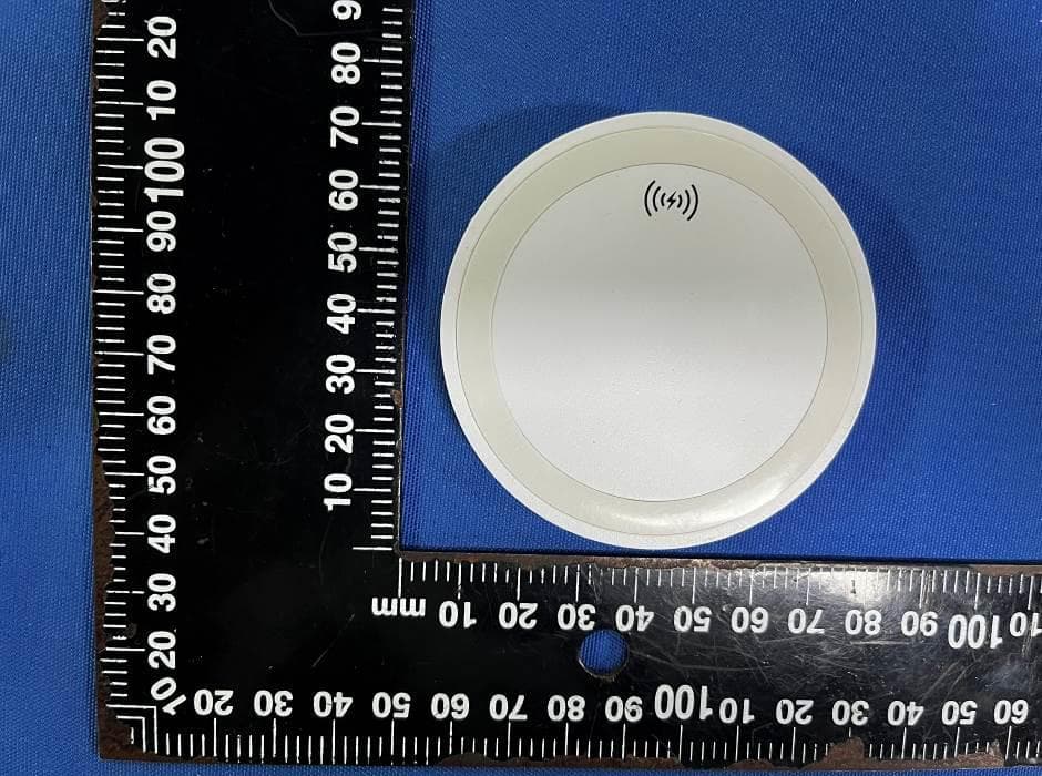 Wireless charger - FCC ID 2A6HU-WXC5W01 - DONGGUAN YI RUI ELECTRONIC TECHNOLOGY CO.,LTD (2)