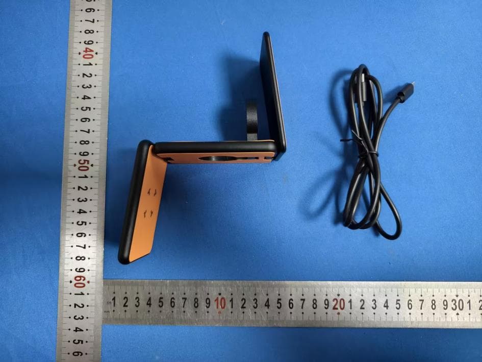 3 in 1 Foldable Wireless Charger - FCC ID 2A7J2AK09M - CG Mobile SAS (2)