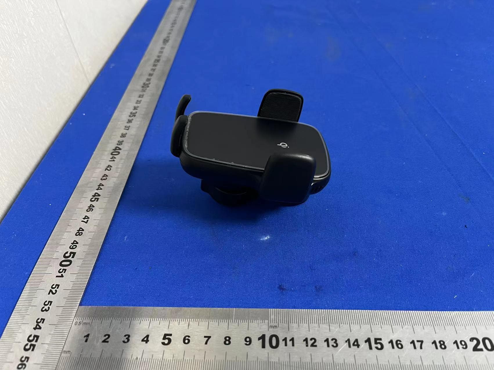 wireless charging car phone holder - FCC ID 2A7SW-M - Shenzhen Yiqizhao Technology Co.,Ltd (4)