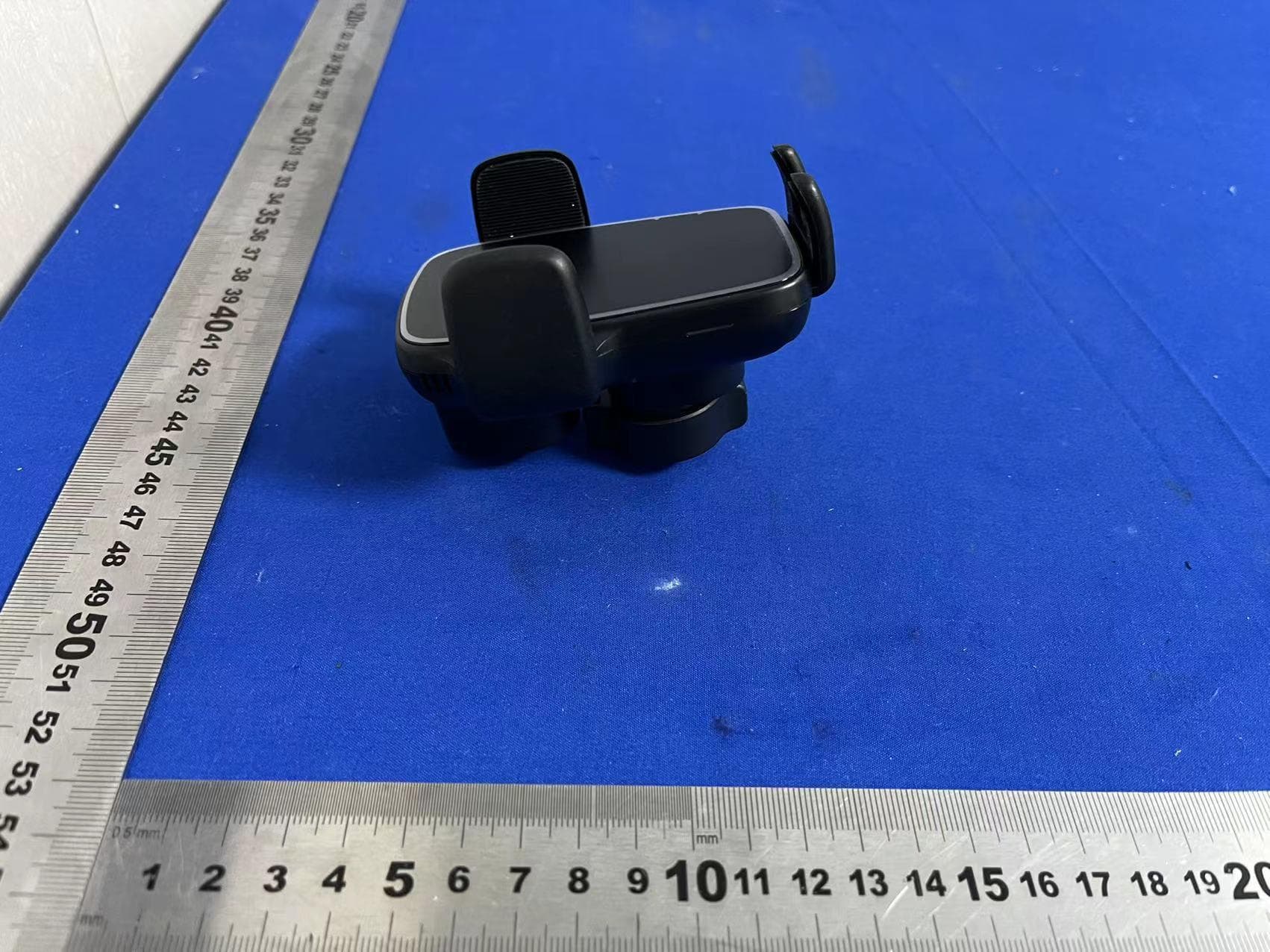 wireless charging car phone holder - FCC ID 2A7SW-M - Shenzhen Yiqizhao Technology Co.,Ltd (3)