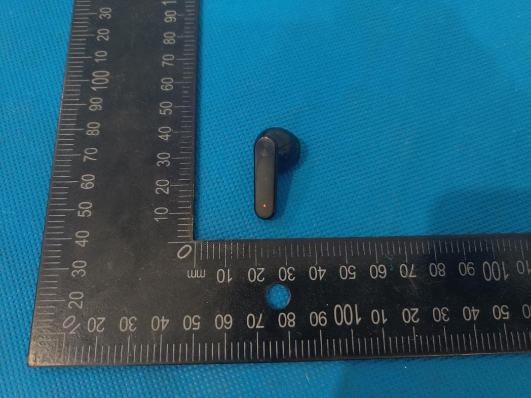 Wireless Bluetooth headset - FCC ID 2A82XGDA889K - Tomauri Inc. (3)