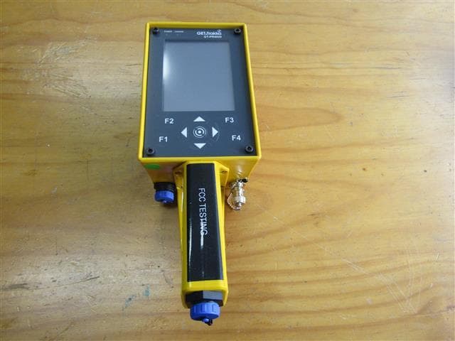 The portable reader T1074 is a user interface for the Ground Engaging Tool IoT sensor. Powered by a rechargeable battery it is using GSFK modulation at a rate of 250 kbps for bidirectional wireless communication in the 915MHz ISM band. - FCC ID 2A9FA-07-0025-915-A - CR Mining