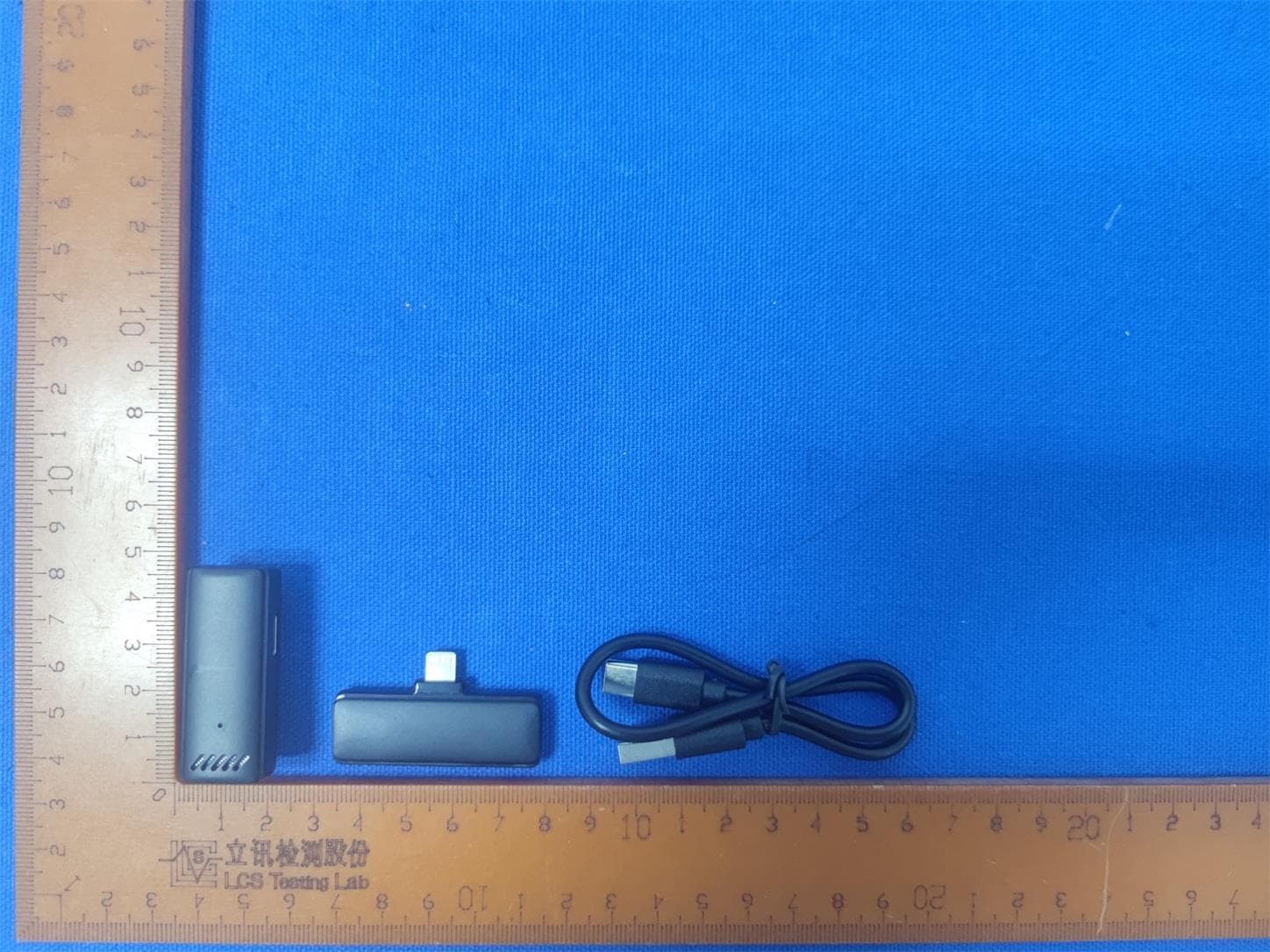 Professional Wireless Lavalier Lapel Microphone for iPhone - FCC ID 2A9J3-WXM33 - Shenzhen LongXiang Intelligent Technology Co. Ltd.