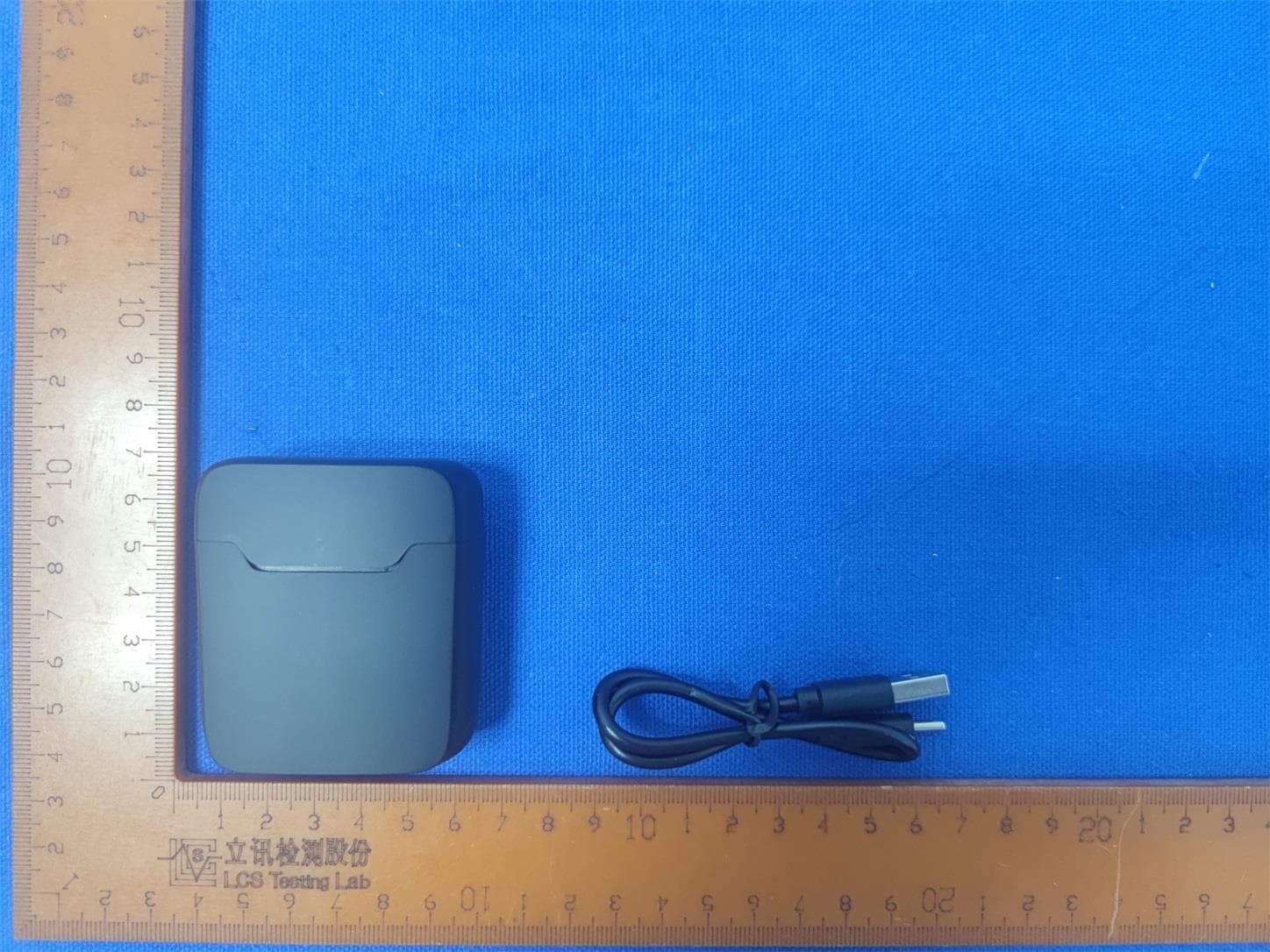 Wireless Lavalier Microphone for iPhone iPad with Charging Case - FCC ID 2A9J3-WXM34 - Shenzhen LongXiang Intelligent Technology Co. Ltd.