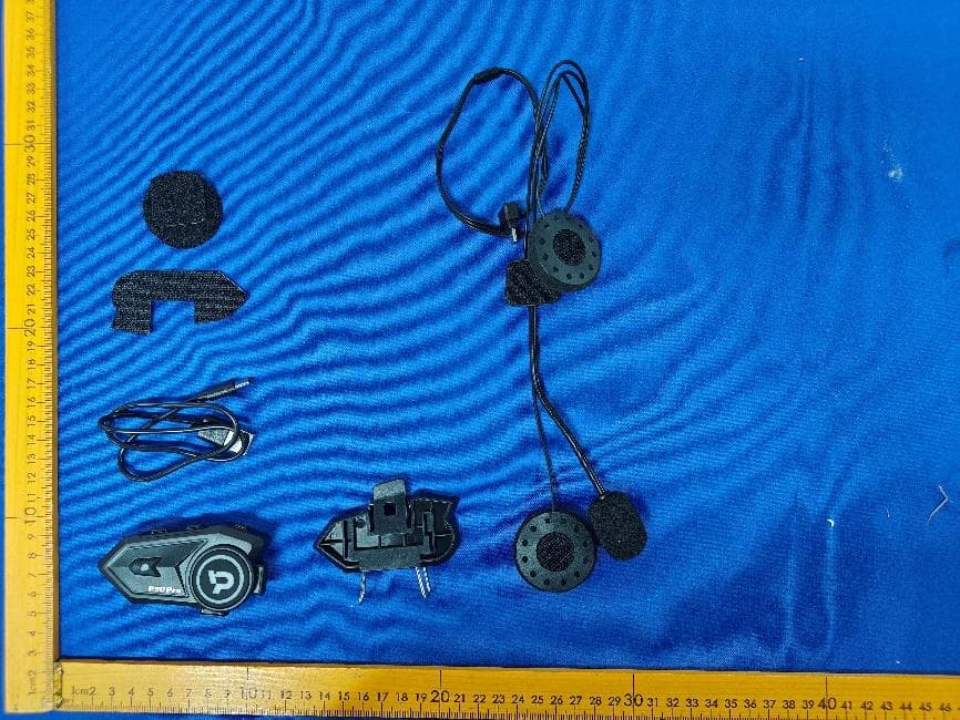 HELMET WIRELESS EARPHONE - FCC ID 2A9MI-P30-PRO - Shenzhen Yixi Technology Co., LTD (2)