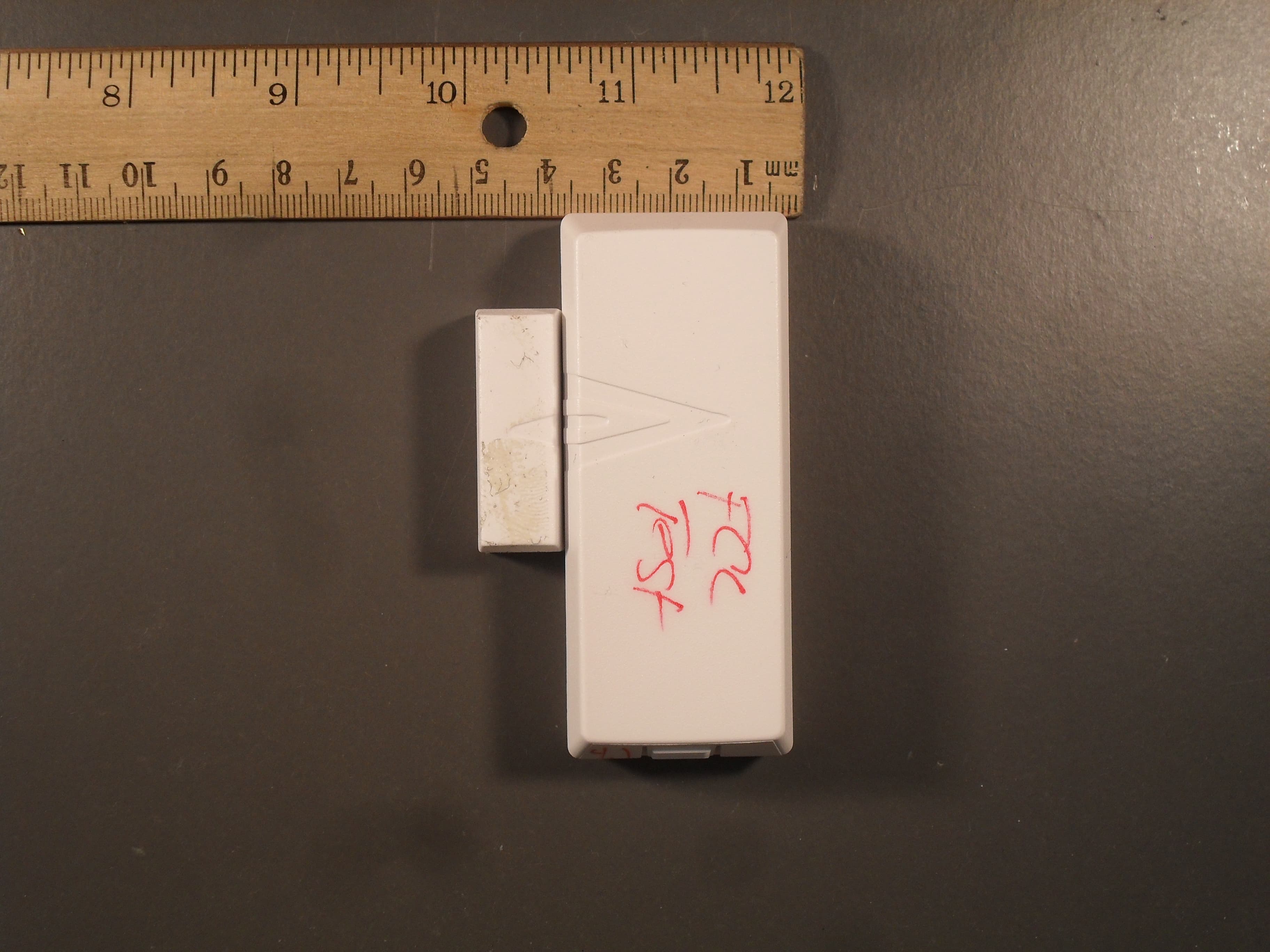 wireless door/window sensor to be used in the Qolsys IQ home security system - FCC ID 2AAJXQS1100 - Qolsys, Inc.