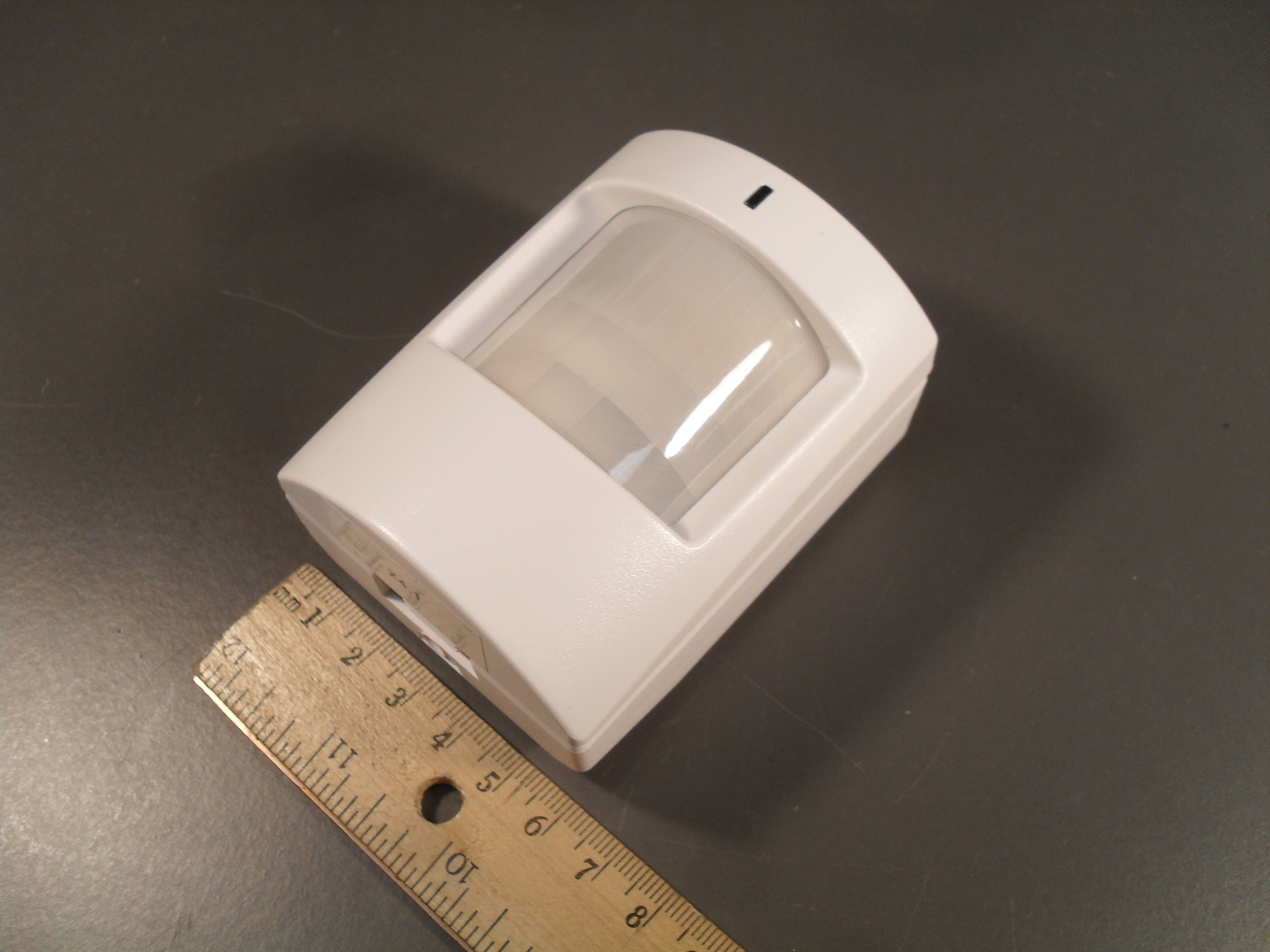 is a wireless motion sensor to be used in the Qolsys IQ home security system. - FCC ID 2AAJXQS1200 - Qolsys, Inc.