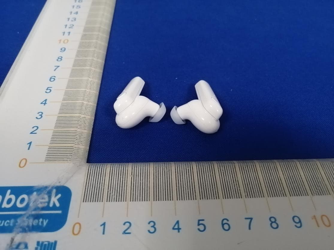 Wireless Earbuds & Charging Case - FCC ID 2AANZ-TWRC - DGL Group LTD. (4)