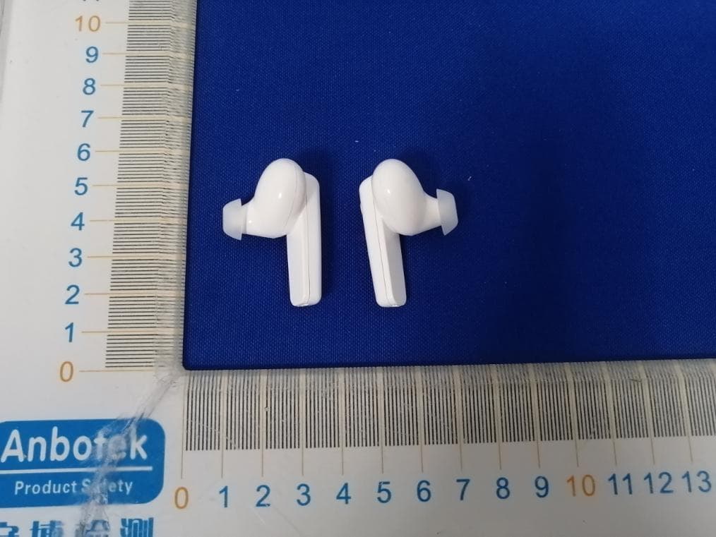 Wireless Earbuds & Charging Case - FCC ID 2AANZ-TWRC - DGL Group LTD. (2)