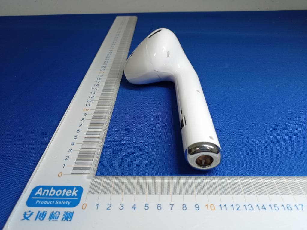 Giant Novelty Earbud Speaker - FCC ID 2AANZ-XLB - DGL Group LTD. (3)