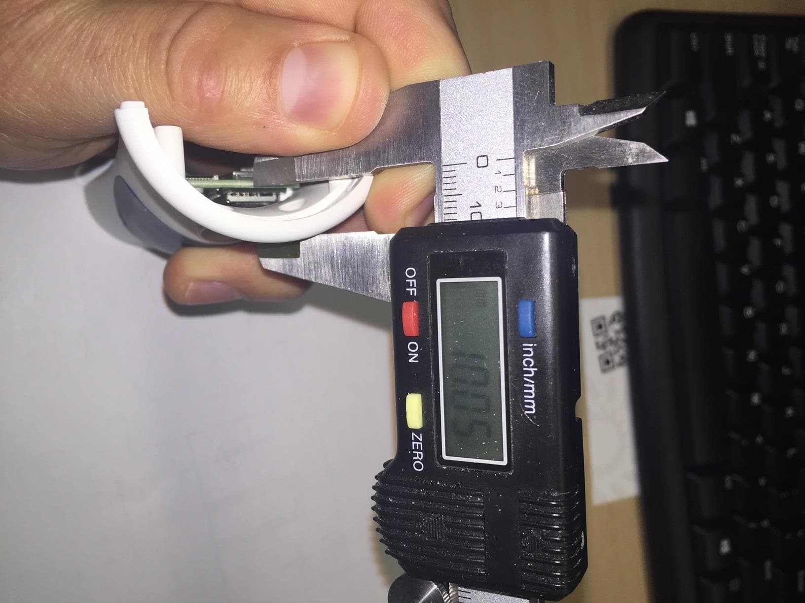 RFID/Bluetooth Handheld Scanner - FCC ID 2AAVI-HS2R9 - JADAK, a business unit of Novanta Corporation
