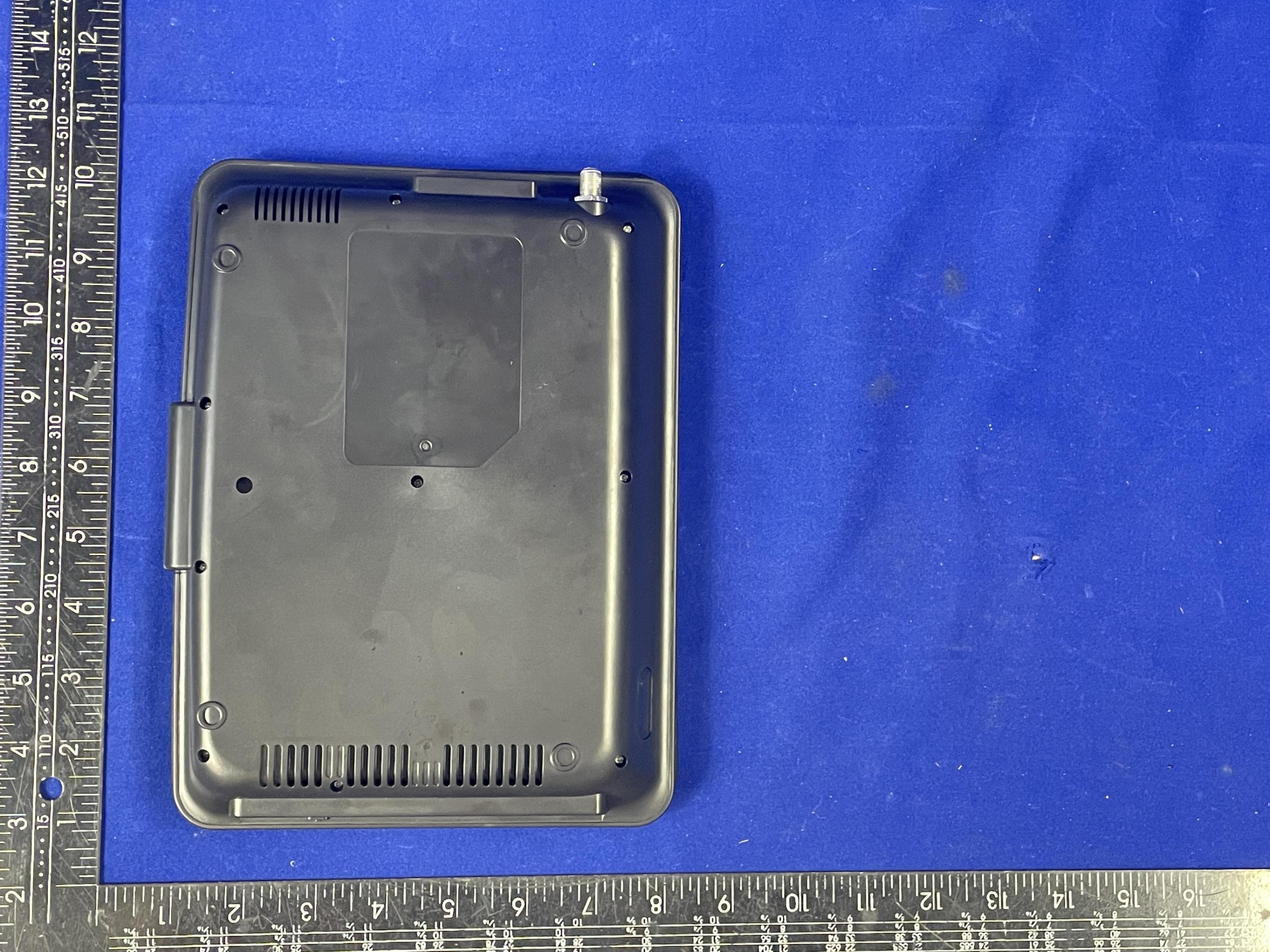9 INCH PORTABLE SWIVEL TV/DVD PLAYER COMBO - FCC ID 2AB4K363901TV - MET INDUSTRIAL LTD (2)