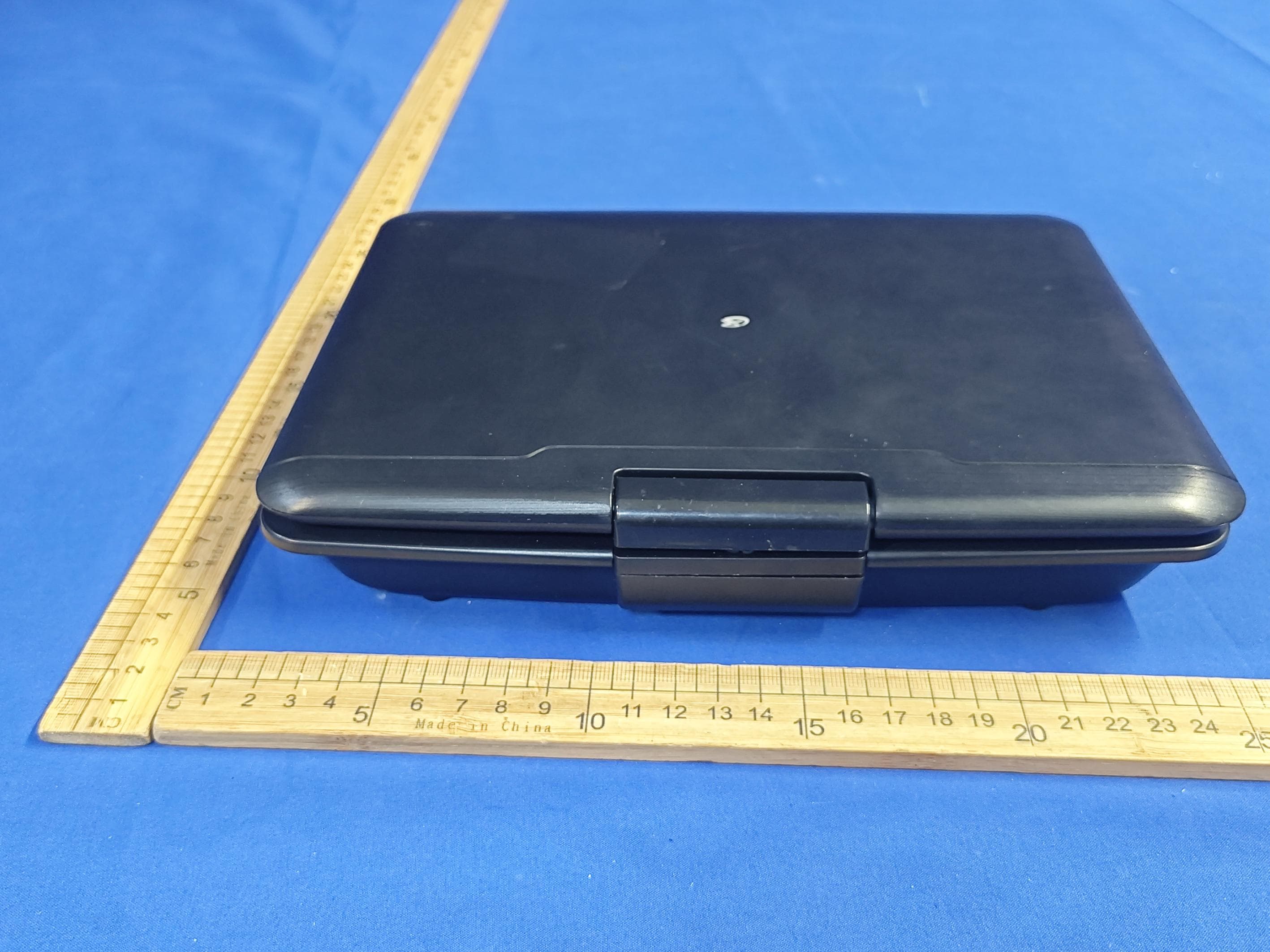 9 Inches Portable DVD Player with bluetooth headphones - FCC ID 2AB4K365901BT - MET INDUSTRIAL LTD (5)