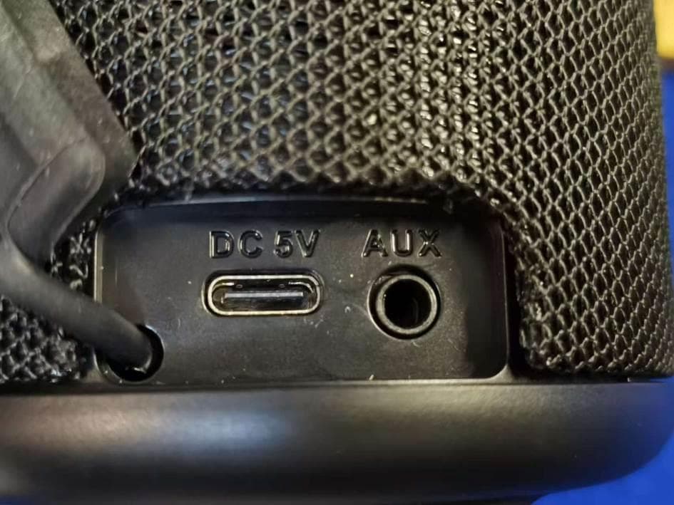 SMALL RUBBER FINISH BLUETOOTH SPEAKER WITH CLOTH TRIM-FM RADIO - FCC ID 2AB4KMTYH8129 - MET INDUSTRIAL LTD