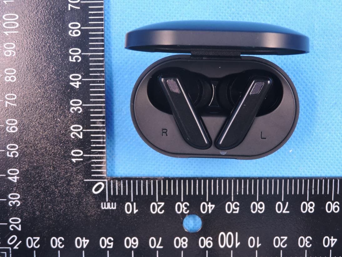 TWS BLUETOOTH EARBUDS - FCC ID 2AB5T-APEXPRO - Shenzhen MeiDong Acoustics Co., LTD (4)