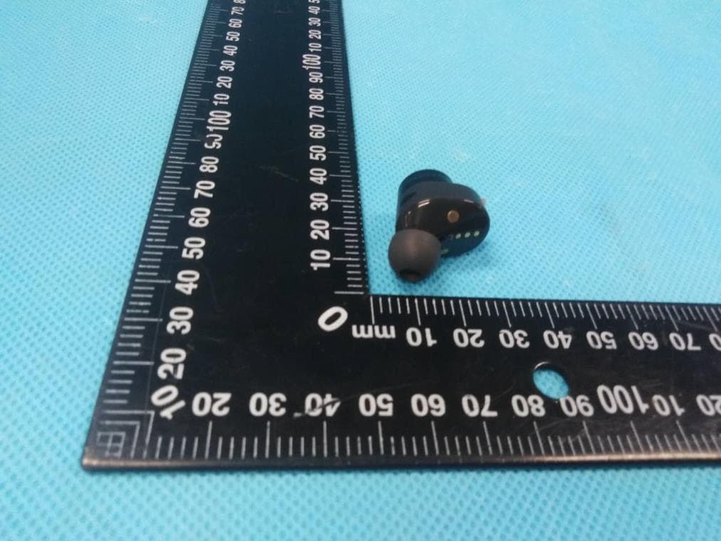 In-ear True Wireless Headphone - FCC ID 2ACIX-PI5L - B&W Group Ltd. (5)