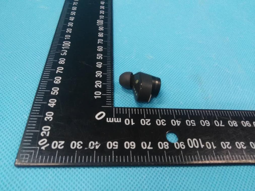In-ear True Wireless Headphone - FCC ID 2ACIX-PI5L - B&W Group Ltd. (3)
