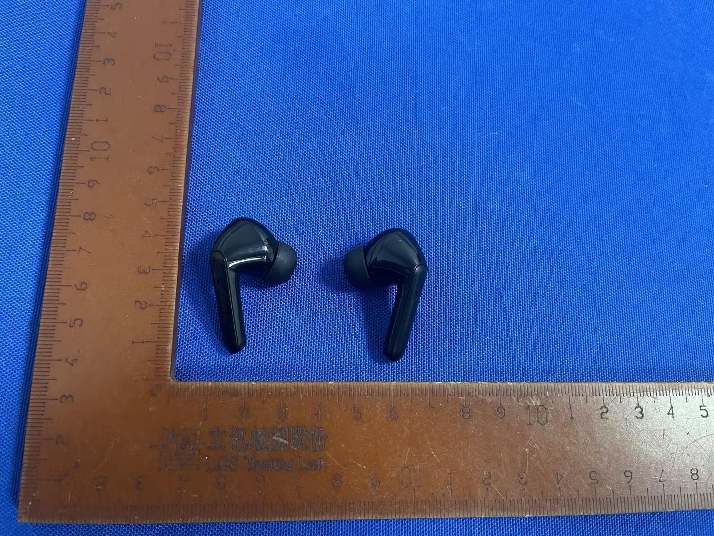 Bluetooth Earbuds with charging case - FCC ID 2ACP4BTA255 - Sentry Industries limited (2)
