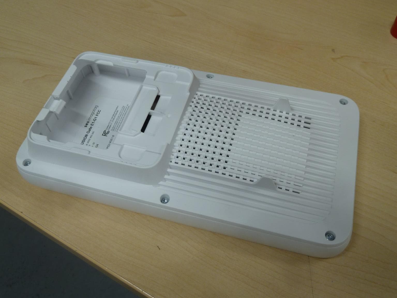 VUSION Gate E1-G1 - FCC ID 2ACQM-APG3-VGE1-B - SES-imagotag GmbH
