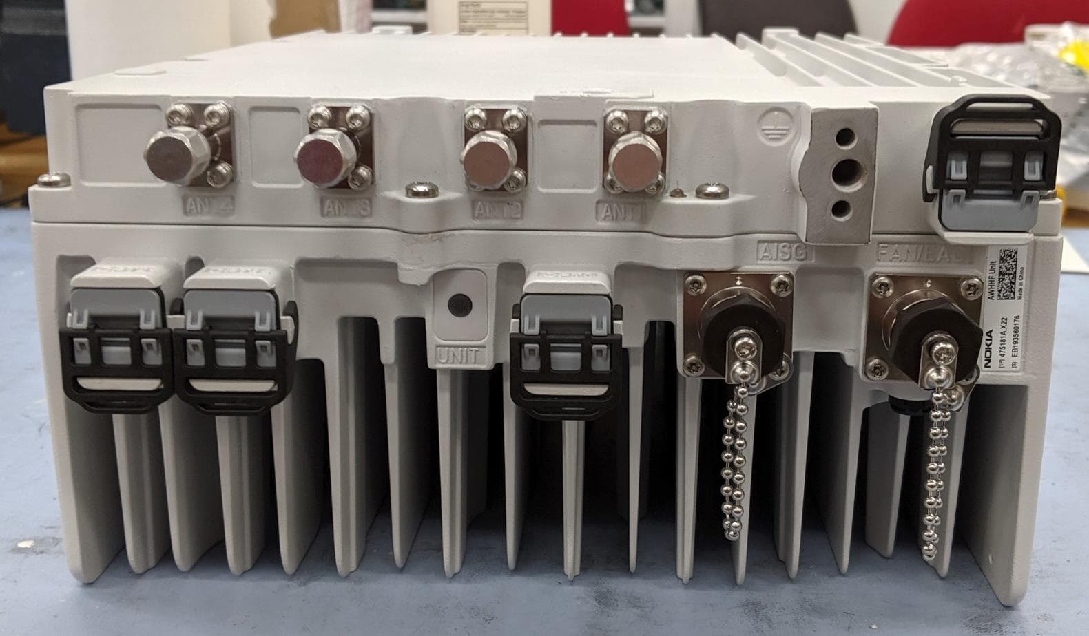 AWHHF Airscale Micro RRH 4T4R 5G n41 4x20W - FCC ID 2AD8UAWHHF01 - Nokia Solutions and Networks, OY (2)