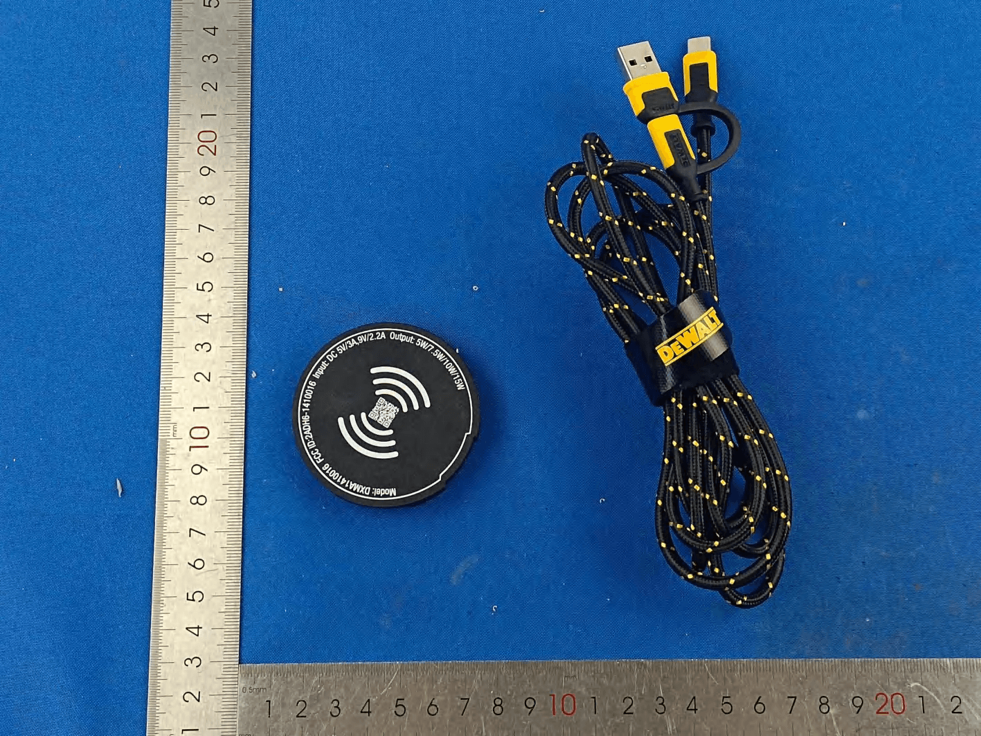 MAGNETIC WIRELESS CHARGER WITH KICKSTAND - FCC ID 2ADH6-1410016 - E-filliate Incorporated