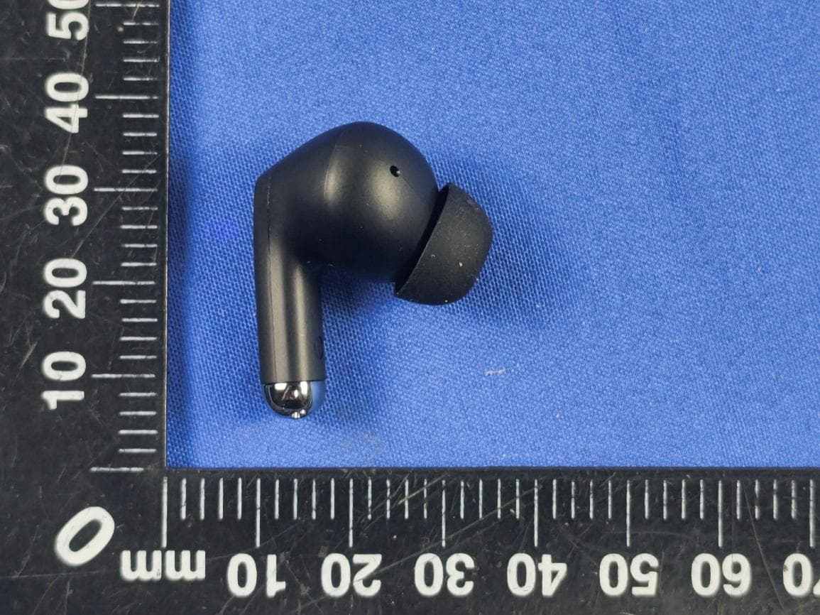 TWS EARBUDS WITH CHARGING CASE - FCC ID 2ADH6-1909033L - E-filliate Incorporated