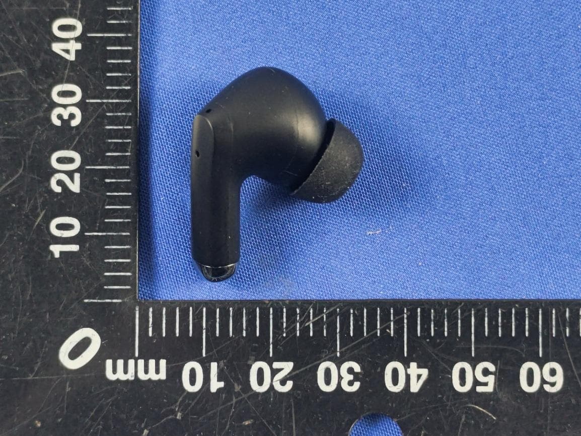 TWS EARBUDS WITH CHARGING CASE - FCC ID 2ADH6-1909033R - E-filliate Incorporated