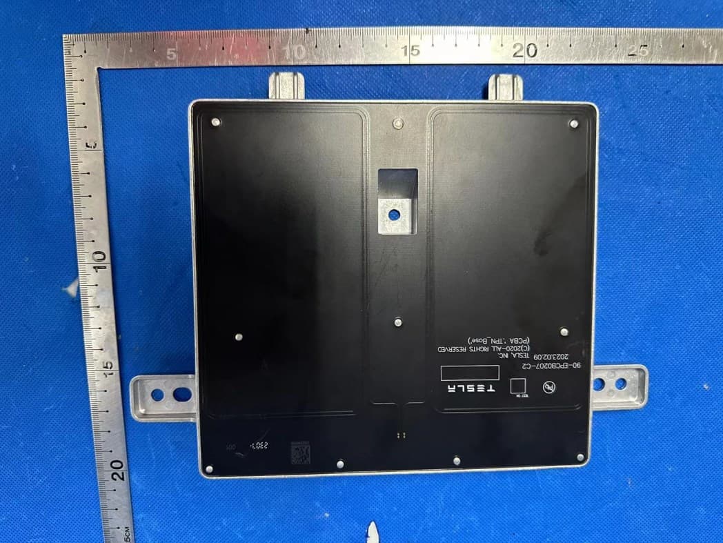 Wireless Phone Charger - FCC ID 2AEIM-WC5 - Tesla, Inc (4)