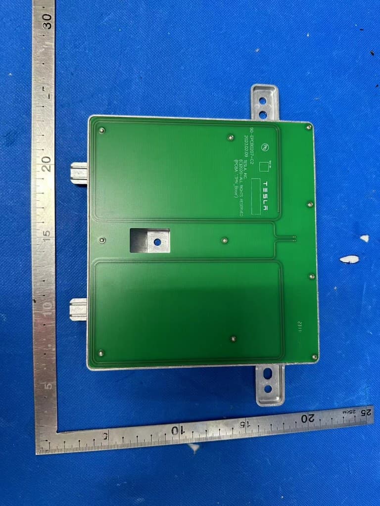 Wireless Phone Charger - FCC ID 2AEIM-WC5 - Tesla, Inc (3)