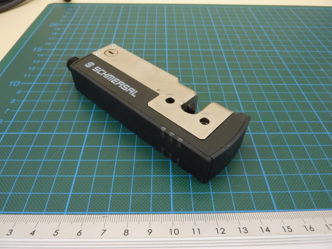 Safety Interlock with RFID Sensor - FCC ID 2AFO9-AZ2 - K.A. Schmersal GmbH & Co. KG (2)