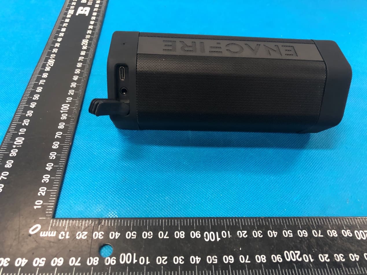 Ultra-Performance Bluetooth Speaker - FCC ID 2AGA6-SOUNDTANK - Shenzhen AngSi Technology Co., LTD (2)