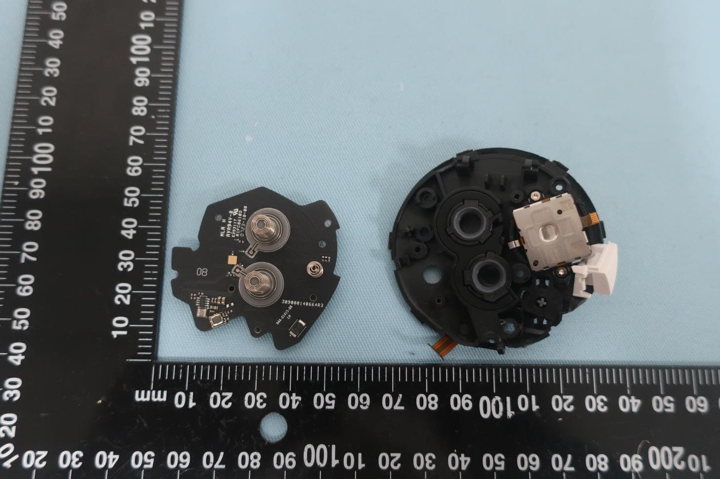 Handheld controller - FCC ID 2AGOZ-V6P - Meta Platforms Technologies, LLC (3)