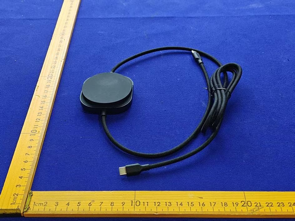 USB C-C Cable 1.5 mtr 140W With Wireless Charger - FCC ID 2AGPD-ZECC05 - Zens International B.V.