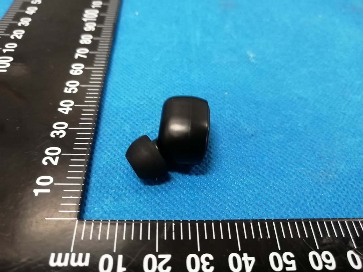 Truly Wire Free Earbuds - FCC ID 2AHI6NIAEBT40 - Shenzhen Ruijiahua Technology CO.,LTD (3)