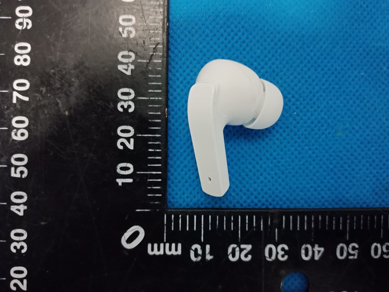 Truly Wire Free Earbuds - FCC ID 2AHI6NIAEBT411 - Shenzhen Ruijiahua Technology CO.,LTD (4)