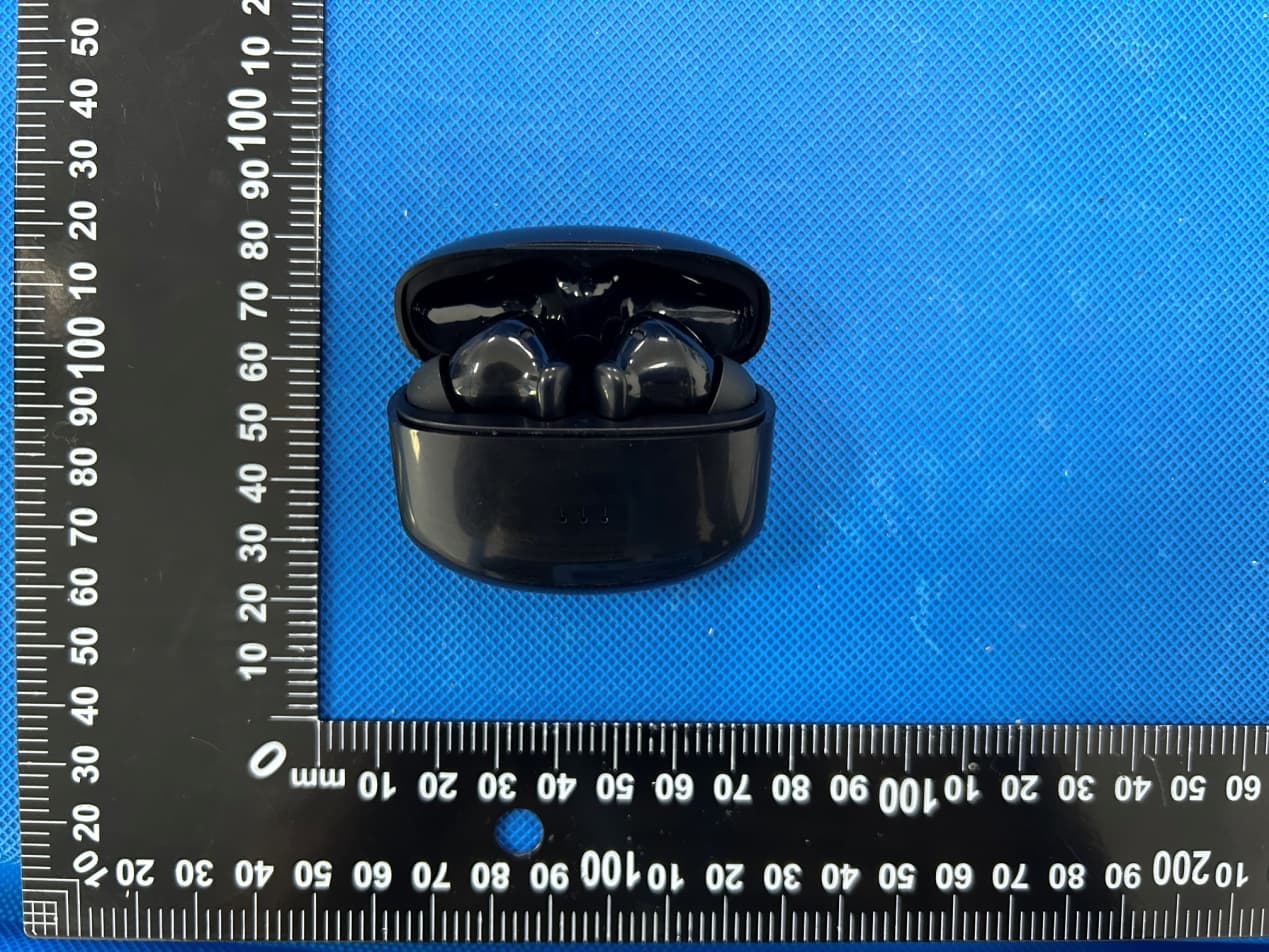 Truly wireless active noise canceling earbud - FCC ID 2AHI6NIAEBTN333 - Shenzhen Ruijiahua Technology CO.,LTD (5)