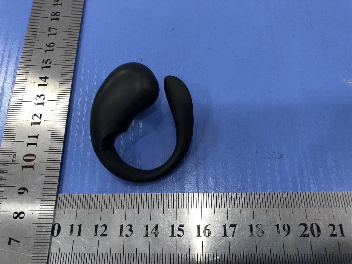 TWS Sprt Tch ZipCase-BLK XT-33 - FCC ID 2AHN6-AUBE204 - Bytech NY Inc. (2)