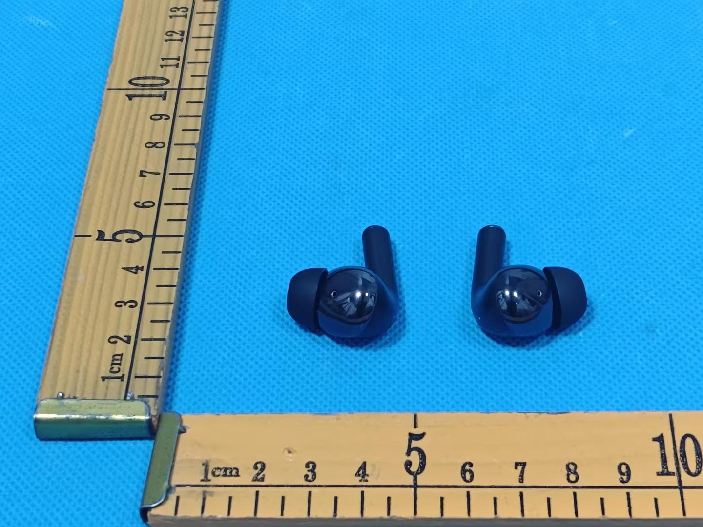 WIRELESS EARBUDS - FCC ID 2AHN6-BCBE147 - Bytech NY Inc. (4)