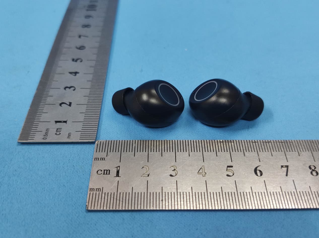 Bluetooth headset - FCC ID 2AHYK-GIECY1015 - SHENZHEN GIEC DIGITAL CO., LTD (2)